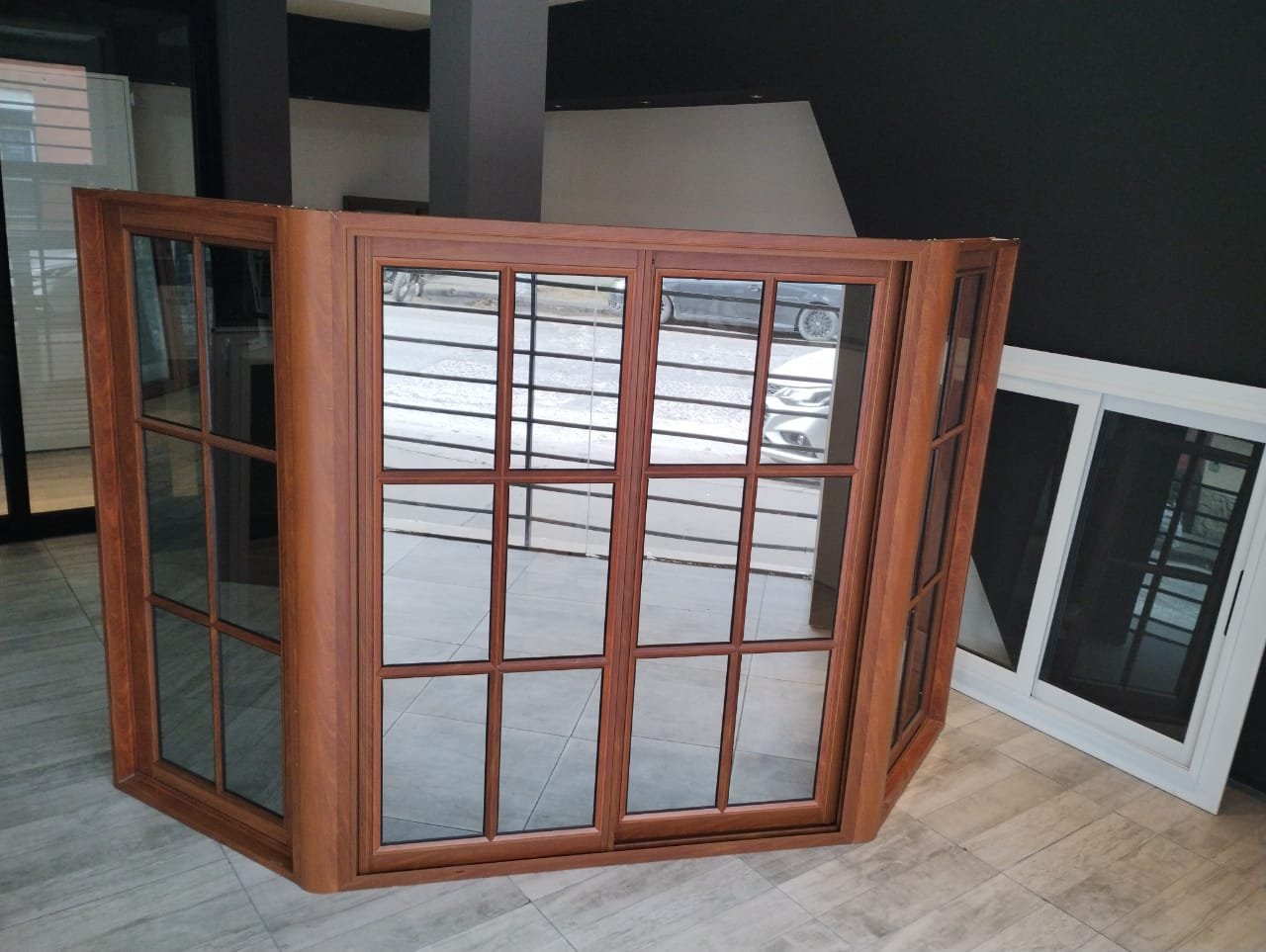 Ventana Bow Window – Elegancia Natural en Aluminio - Image 3
