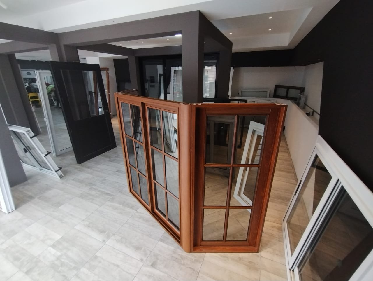 Ventana Bow Window – Elegancia Natural en Aluminio - Image 4