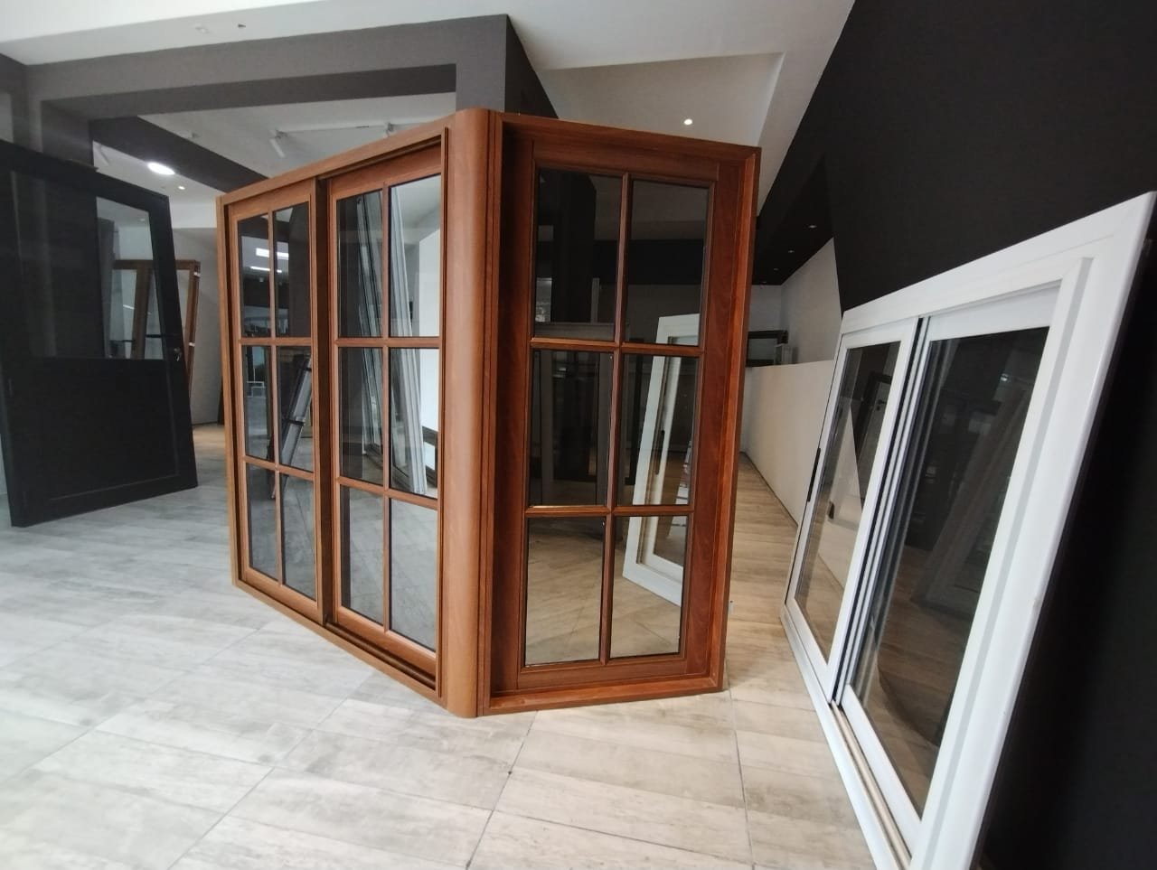 Ventana Bow Window – Elegancia Natural en Aluminio - Image 7